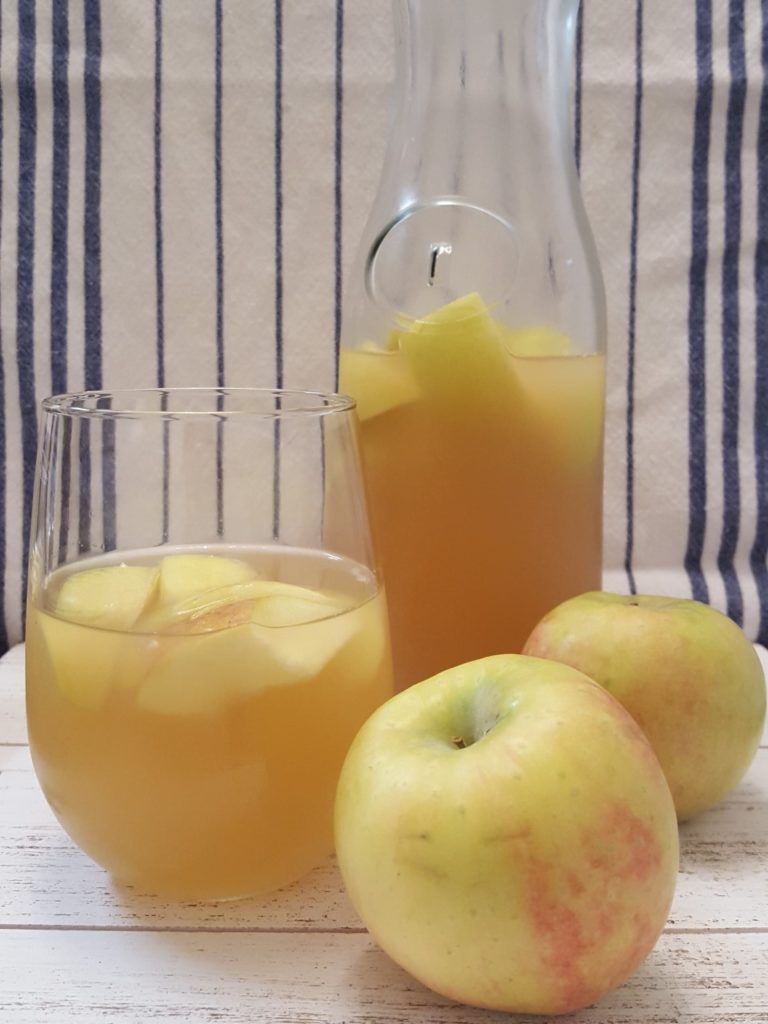 apple-cider-sangria-with-caraffe-and-apples